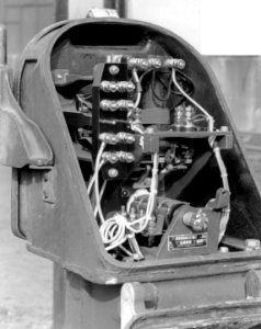 HUA-171446-Afbeelding van een G.R.S.-grendel van de N.S. te Dordrecht. N.B. De foto maakt deel uit van een serie foto's met technische installaties van het seinwezen. G.R.S. staat voor General Railway Signal Com