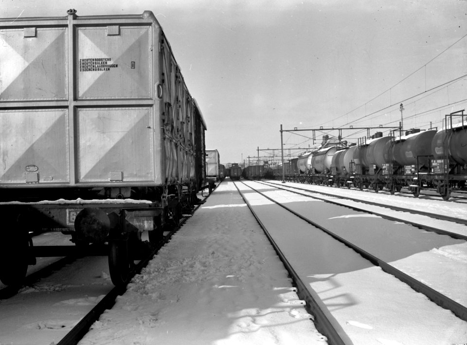 HUA-159860-Afbeelding van goederenwagens van op het besneeuwde emplacement van de N.S. te Utrecht