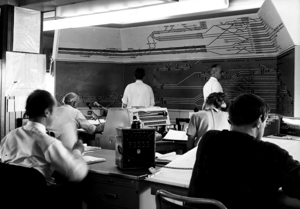 HUA-159720-Interieur van de Centrale Verkeersleidingspost (CVL-post) van de N.S. te Rotterdam