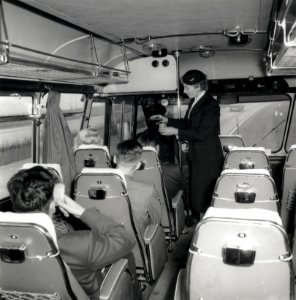 HUA-168046-Afbeelding van een stewardess en een aantal reizigers in een Europabus te Utrecht