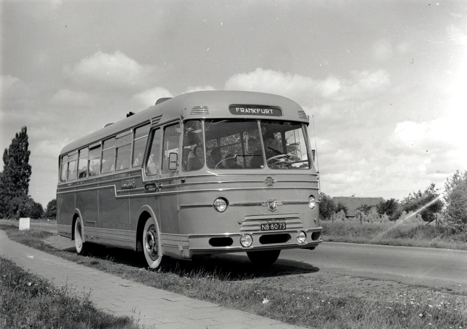 HUA-168035-Afbeelding van een Europabus van de N.B.M. tijdens een rit van Amsterdam naar Frankfurt, mogelijk in de omgeving van Arnhem