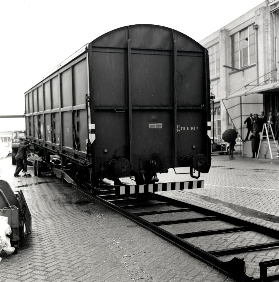 HUA-168030-Afbeelding van het plaatsen van een goederenwagen type Hbis van de NS op een oplegger van een vrachtauto rolwagenvervoer of strassenroller van de firm