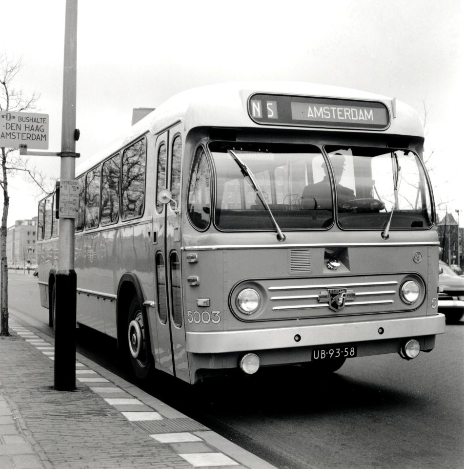 HUA-168085-Afbeelding van de Leyland Werkspoor autobus nr 5003 serie 4988 5030 Bolramers van de NZH voor de NS busdienst Den Haag Amsterdam van de NS te Den Haag
