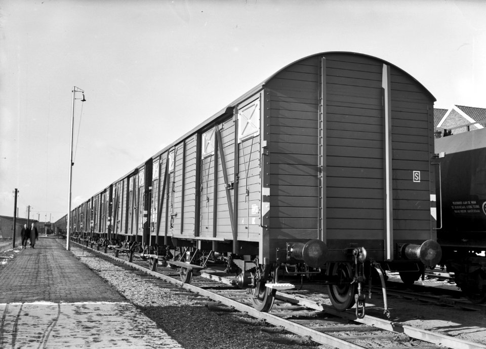 HUA-159859-Afbeelding van gesloten goederenwagens van de N.S. op het terrein van de wagenwerkplaats te Amersfoort