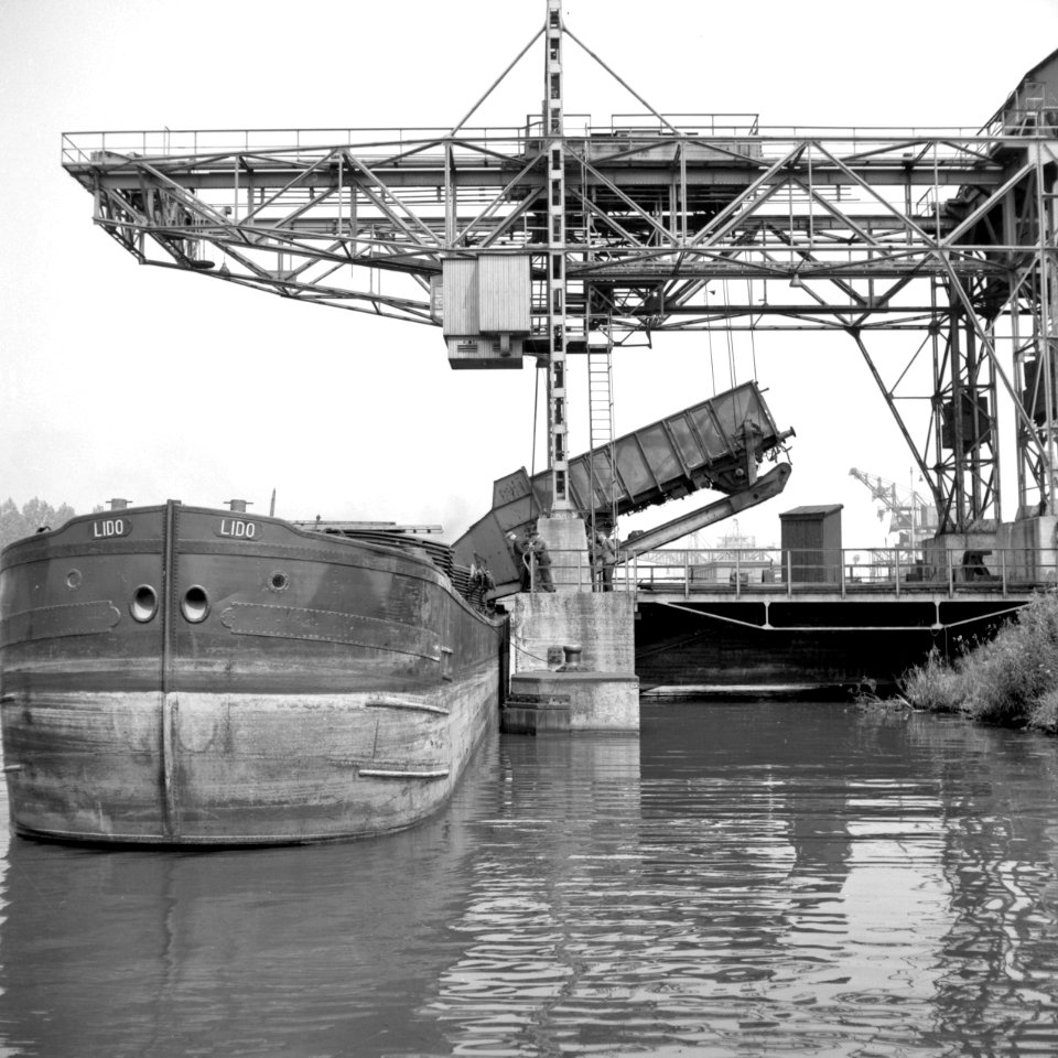 HUA-159844-Gezicht op de kolentip (overslag van steenkolen van trein op schip) aan het Julianakanaal te Born