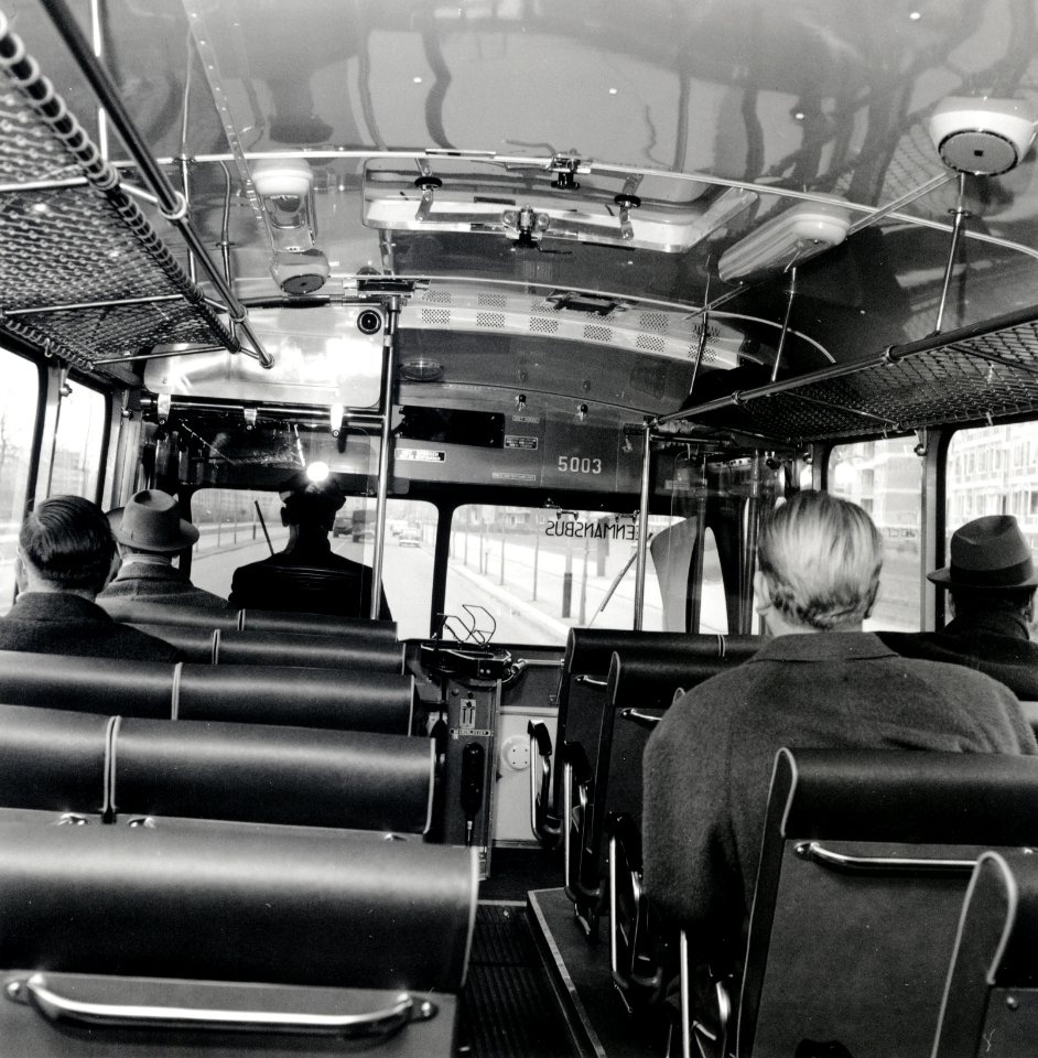 HUA-168087-Interieur van de Leyland-Werkspoor autobus nr. 5003 (serie 4988-5030, "Bolramers") van de N.Z.H. voor de N.S.-busdienst Den Haag - Amsterdam van de N.S., met enkele reizigers
