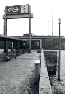 HUA-170805-Gezicht op de toegang van het N.S.-station Amsterdam Zuid te Amsterdam