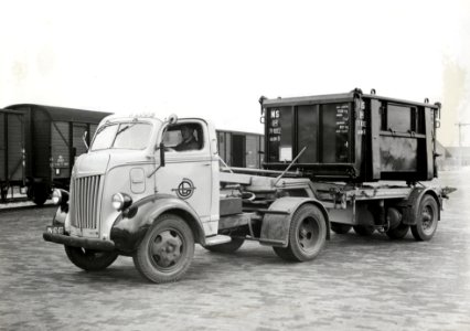 HUA-169767-Afbeelding van een vrachtauto van Van Gend & Loos met een autolaadkist op de laad- en losplaats van het N.S.-station Helmond