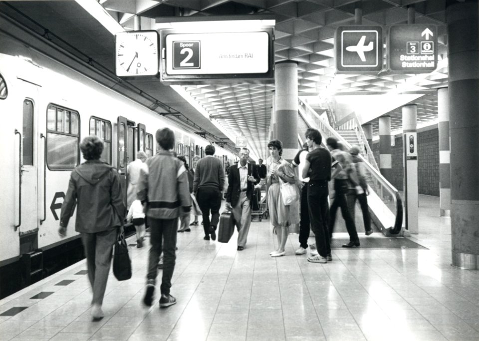 HUA-170814-Afbeelding van treinreizigers op het perron van het N.S.-station Schiphol
