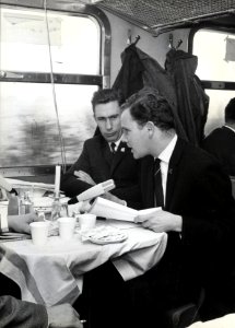 HUA-168282-Afbeelding van het maken van radio-opnames in de "Schipper Expres". N.B. De Schipper Expres was een chartertrein voor klanten van de handelaar in landbouwwerktuigen W. Schipper & Zn N.V. te Goes. De t