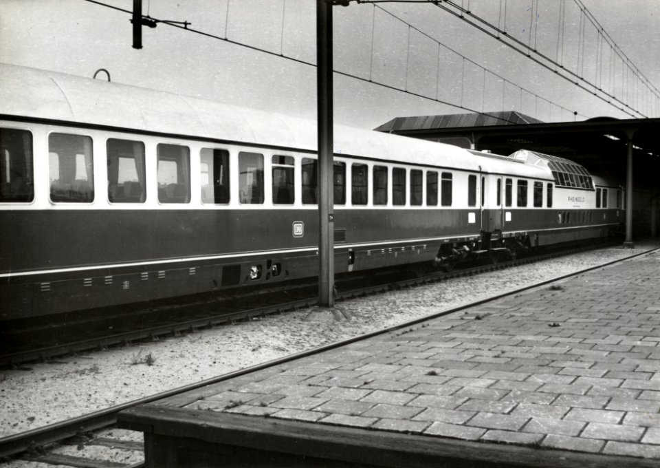 HUA-169794-Afbeelding van de internationale trein Rheingold langs het perron van het NS station Amsterdam Amstel te Amsterdam