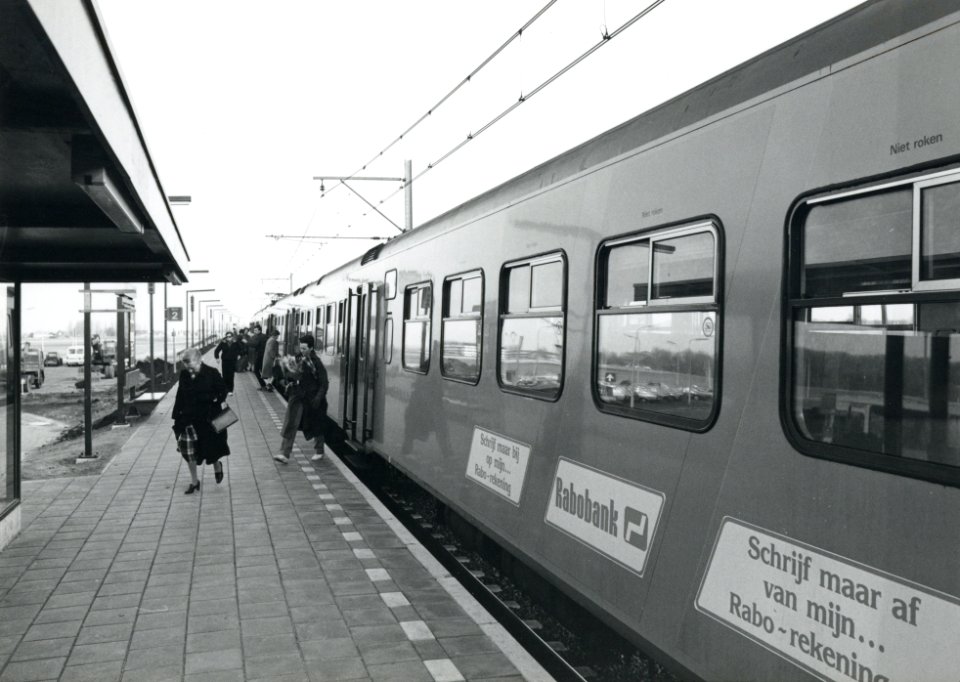 HUA-170810-Afbeelding van een electrisch treinstel plan T mat 1964 van de NS langs het perron van het NS station Hoofddorp