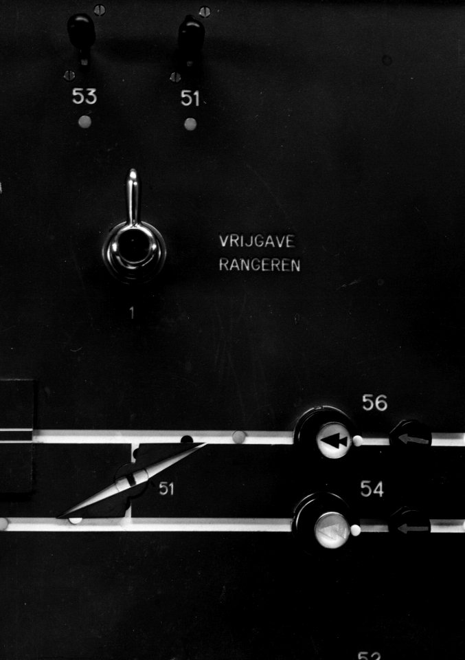 HUA-159785-Detail van het NX-bedieningstableau in het seinhuis van de N.S. te Woerden