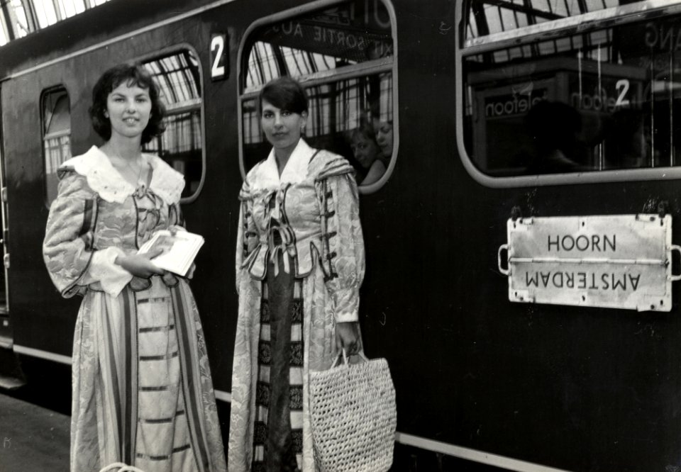 HUA-168292-Afbeelding van twee gekostumeerde gastvrouwen op het perron van het NS station Amsterdam CS te Amsterdam bij de extra trein van Amsterdam naar Hoorn i