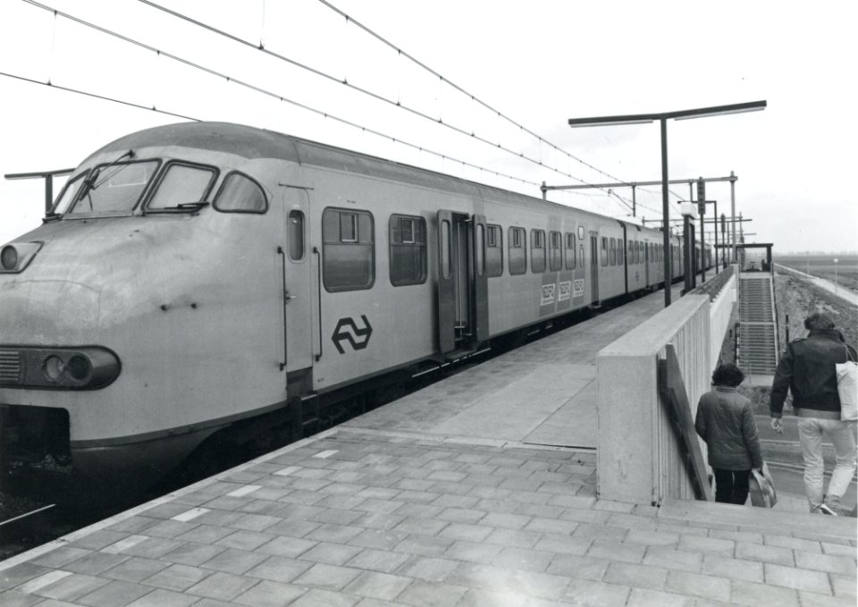 HUA-170797-Afbeelding van het electrische treinstel nr 531 plan T mat 1964 langs het perron van het NS station Nieuw Vennep