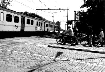 HUA-159992-Gezicht op een met AHOB's beveiligde spoorwegovergang te Voorburg tijdens het passeren van een trein