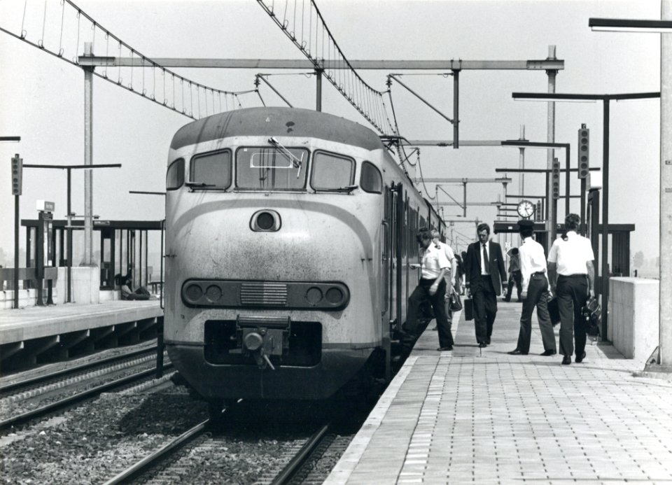 HUA-170802-Afbeelding van een electrisch treinstel plan T (mat. 1964) van de N.S. langs het perron van het N.S.-station Nieuw Vennep