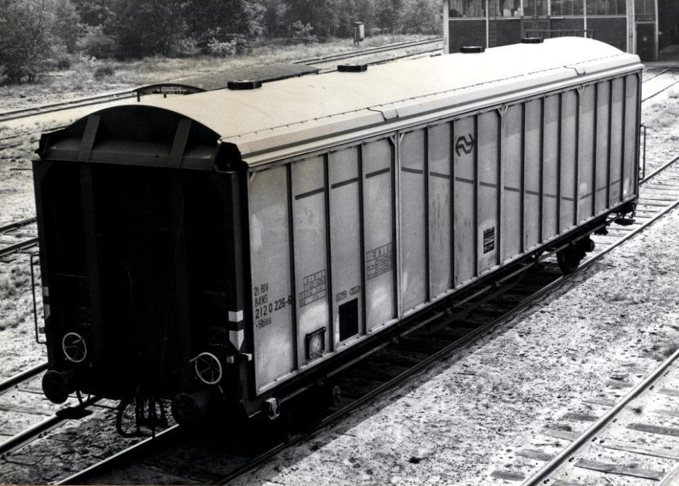 HUA-169853-Afbeelding van de gesloten goederenwagen (schuifwandwagen) nr. 21 84 212 0 226-6 (type Hbiss, serie 21 84 212 0 000 - 372) van de N.S. op het terrein van de hoofdwerkplaats te Amersfoort