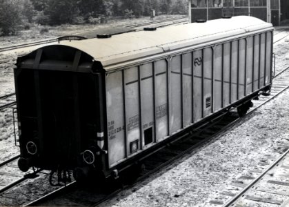 HUA-169853-Afbeelding van de gesloten goederenwagen (schuifwandwagen) nr. 21 84 212 0 226-6 (type Hbiss, serie 21 84 212 0 000 - 372) van de N.S. op het terrein van de hoofdwerkplaats te Amersfoort