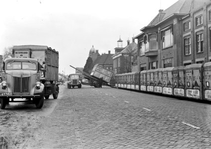 HUA-169740-Afbeelding van een reeks laadkisten van de N.S. die voor transport naar Engeland gereed staan bij de NV rijwielonderdelen- en buizenfabriek Robur aan de Kanaaldijk Noord-West te Helmond. Links een Daf