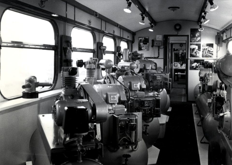 HUA-168278-Interieur van de Perslucht Expres Europa (tentoonstellingstrein van Machinefabriek Grasso, electrisch treinstel nr. 619, mat. 1936 van de N.S) te 's-Hertogenbosch