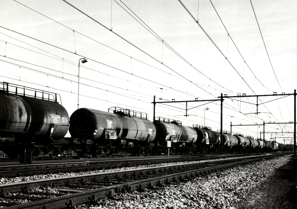 HUA-170970-Afbeelding van een olietrein van de N.S. te Lunetten bij Utrecht