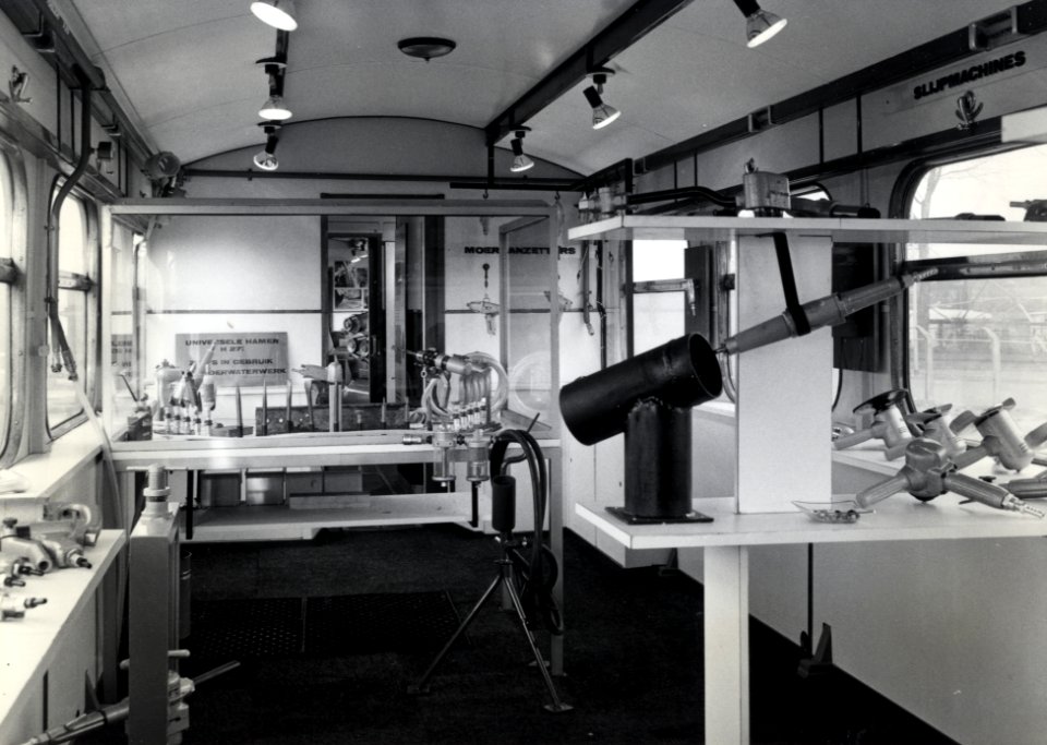 HUA-168281-Interieur van de Perslucht Expres Europa (tentoonstellingstrein van Machinefabriek Grasso, electrisch treinstel nr. 619, mat. 1936 van de N.S) te 's-Hertogenbosch
