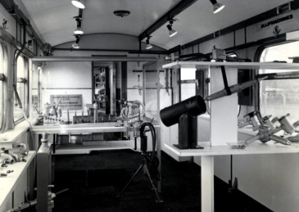 HUA-168281-Interieur van de Perslucht Expres Europa (tentoonstellingstrein van Machinefabriek Grasso, electrisch treinstel nr. 619, mat. 1936 van de N.S) te 's-Hertogenbosch