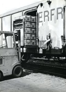 HUA-170932-Afbeelding van het beladen van koelwagens van Interfrigo met behulp van een vorkheftruck te Dordrecht