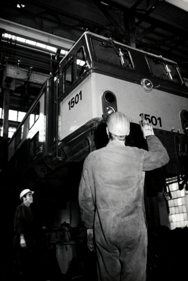 HUA-169959-Afbeelding van het lichten van de bak van de electrische locomotief nr. 1501 (serie 1500) van de N.S. in de stelplaats van de hoofdwerkplaats te Tilburg