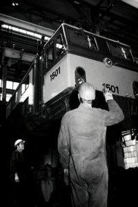 HUA-169959-Afbeelding van het lichten van de bak van de electrische locomotief nr. 1501 (serie 1500) van de N.S. in de stelplaats van de hoofdwerkplaats te Tilburg