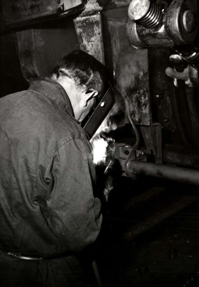 HUA-169952-Afbeelding van een lasser van de hoofdwerkplaats van de N.S. te Tilburg