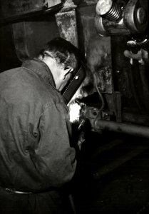 HUA-169952-Afbeelding van een lasser van de hoofdwerkplaats van de N.S. te Tilburg