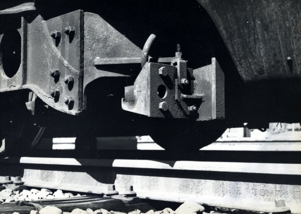 HUA-170887-Afbeelding van de spoel voor de ATB (Automatische Treinbeïnvloeding) onder een trein van N.S