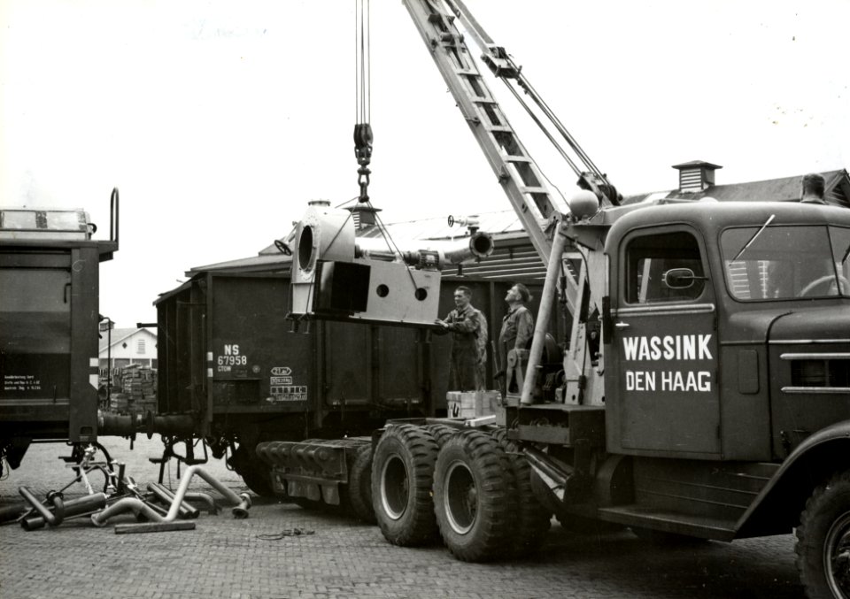 HUA-171245-Afbeelding van het vervoer van een oliestookinstallatie van de firma Boers en Vrijland naar Roemenië met een open goederenwagen type GTOW van de NS te