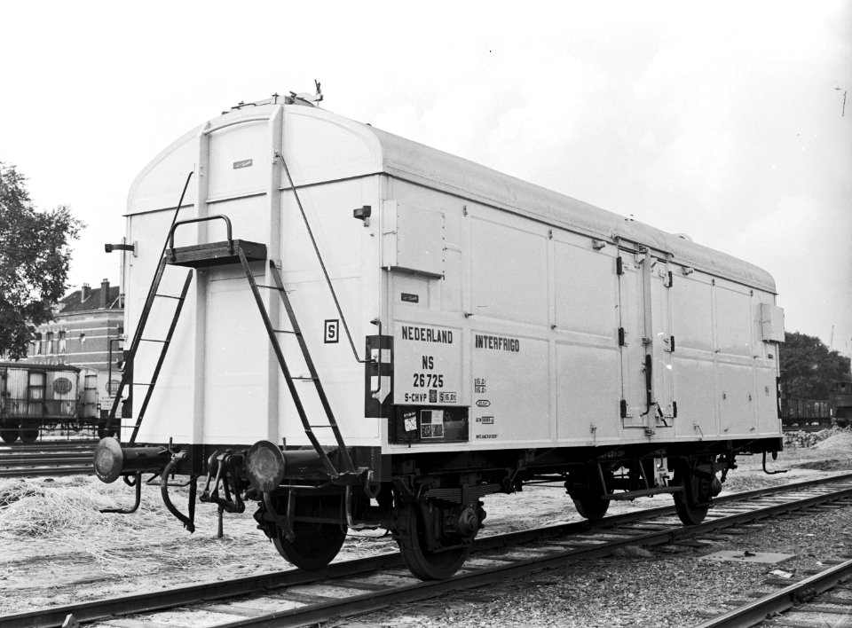 HUA-170954-Afbeelding van de koelwagen NS 26725 (type S-CHVP, serie NS 26701-26800) van Interfrigo op het goederenemplacement te Rotterdam Zuid