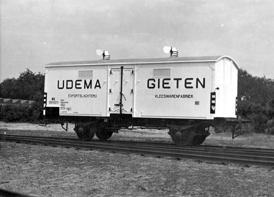 HUA-170950-Afbeelding van de koelwagen NS 556 002 van Exportslachterij en Vleeswarenfabriek Udema te Gieten op het terrein van de Hoofdwerkplaats van N.S. te Amersfoort