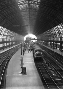 HUA-171288-Gezicht onder de tweede perronkap van het NS station Amsterdam CS te Amsterdam met een electrisch treinstel mat 1964 plan T 