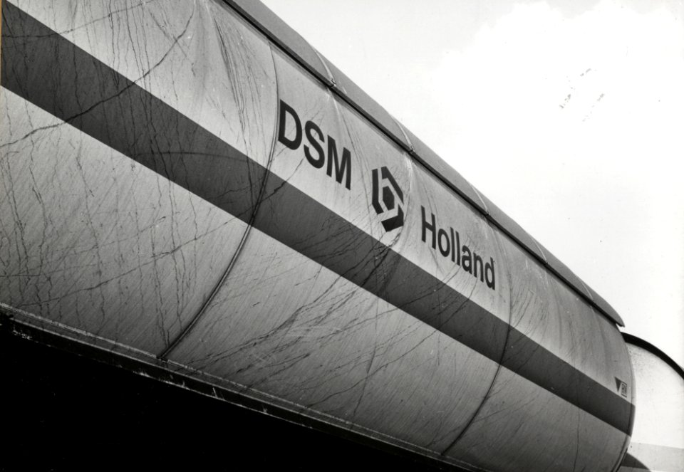 HUA-170995-Afbeelding van een ketelwagen van VTG -DSM Holland voor het vervoer van chemicaliën te Rotterdam
