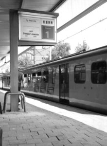 HUA-171277-Afbeelding van de intercity naar Groningen-Leeuwarden (mat. 1954) langs het eerste perron van het N.S.-station Amersfoort te Amersfoort, met links de centrale treinaanwijzer (CTA)