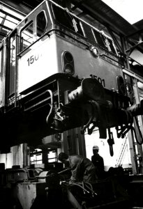 HUA-169955-Afbeelding van het lichten van de bak van de electrische locomotief nr. 1501 (serie 1500) van de N.S. in de stelplaats van de hoofdwerkplaats te Tilburg