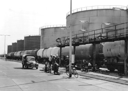 HUA-171005-Afbeelding van ketelwagens bij de opslagtanks van Paktank te Rotterdam (Botlek)
