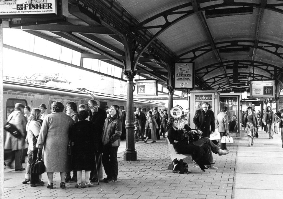 HUA-171364-Afbeelding van treinreizigers op het vierde perron van het NS station Utrecht CS te Utrecht
