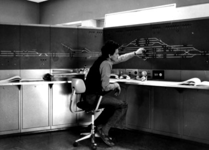 HUA-159696-Interieur van de Centrale Verkeersleidingspost (CVL-post) van de N.S. te Hengelo