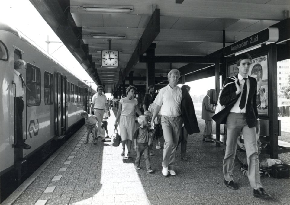 HUA-170787-Gezicht op het perron van het N.S.-station Amsterdam Zuid te Amsterdam