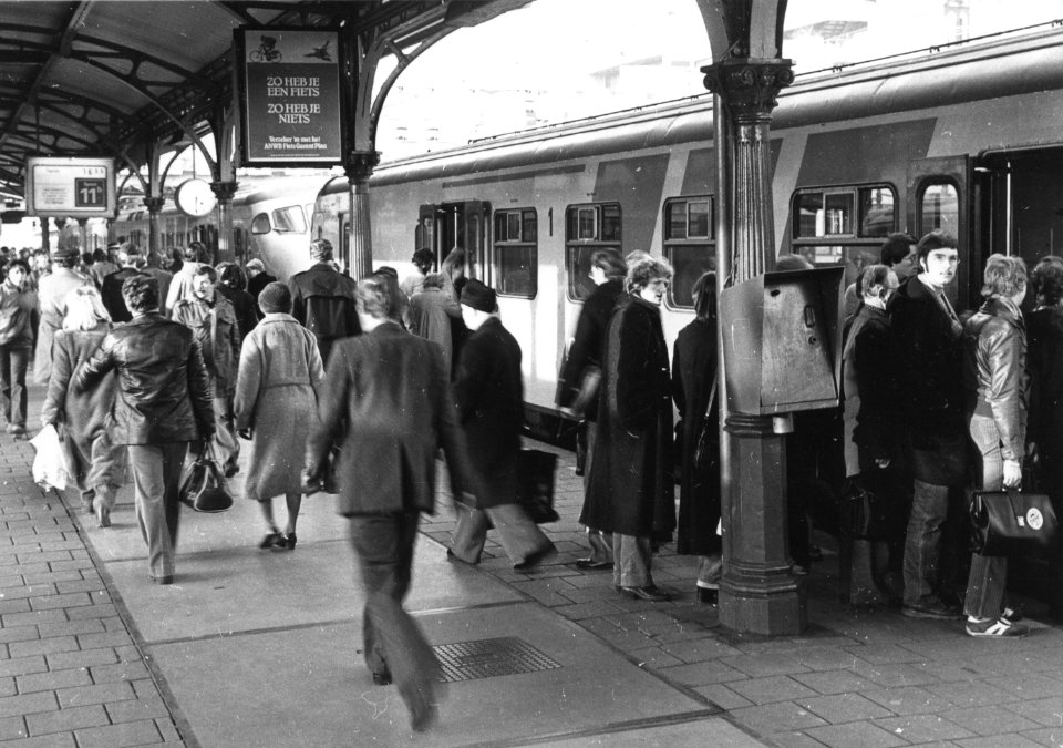 HUA-171366-Afbeelding van treinreizigers op het vierde perron van het N.S.-station Utrecht C.S. te Utrecht