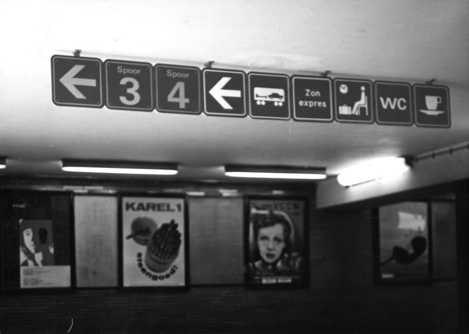 HUA-170717-Afbeelding van pictogrammen in de nieuwe huisstijl van NS in de perrontunnel van het NS station Amsterdam Amstel te Amsterdam