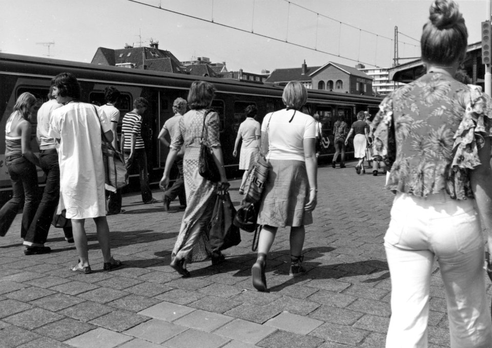 HUA-171383-Afbeelding van treinreizigers tijdens de zomerdrukte op het perron van het NS station Zandvoort aan Zee te Zandvoort