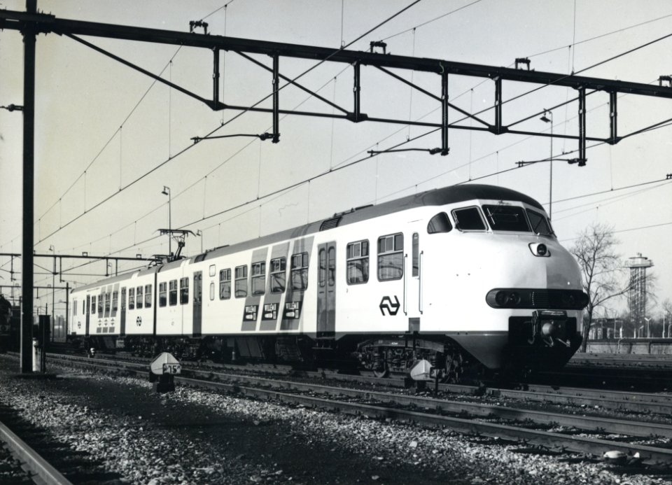 HUA-170706-Afbeelding van het electrische treinstel nr 431 Plan V mat 1964 van de NS tijdens de presentatie van de nieuwe gele huisstijl voor treinstellen te Rot