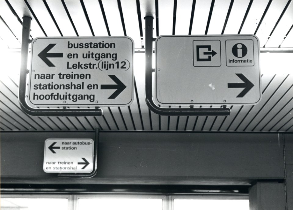 HUA-170763-Afbeelding van richtingwijzers en pictogrammen in de huisstijl van N.S. op het N.S.-station Den Haag C.S